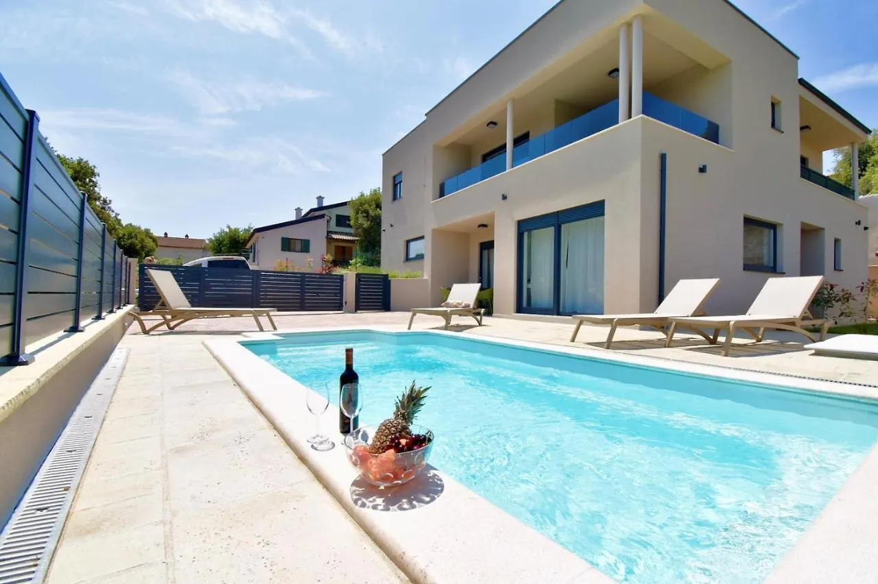 Holiday home New Amazing Holiday House With Pool Vinkuran