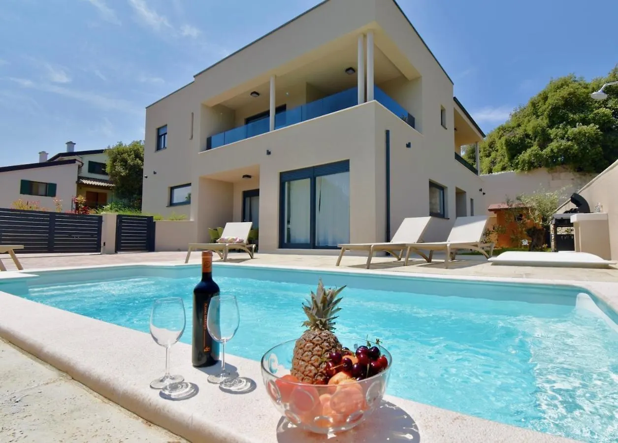 New Amazing Holiday House With Pool Vinkuran
